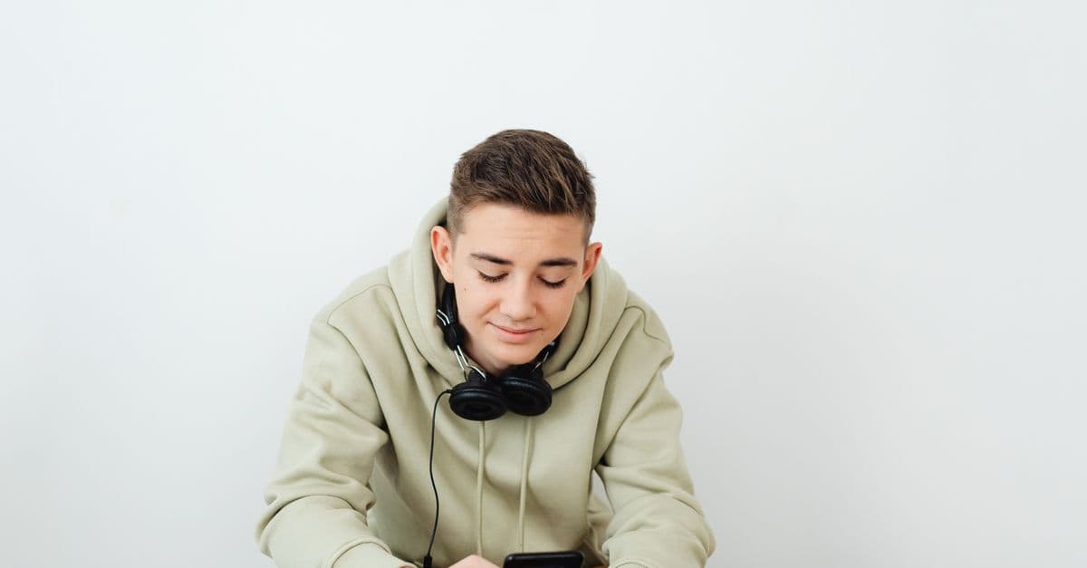 Adolescentes ouvindo música no celular — Aula experimental que fecha matrícula: como usar música para impressionar
