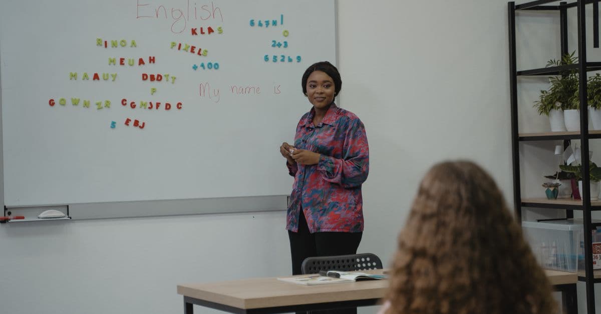 Professor de inglês dando aula para a turma — Por que letra de música é material autêntico e livro didático não