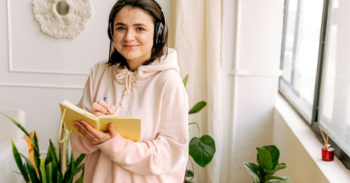 Aluna ouvindo música de fones para aprender inglês — Modal 'Would' com Hotel California