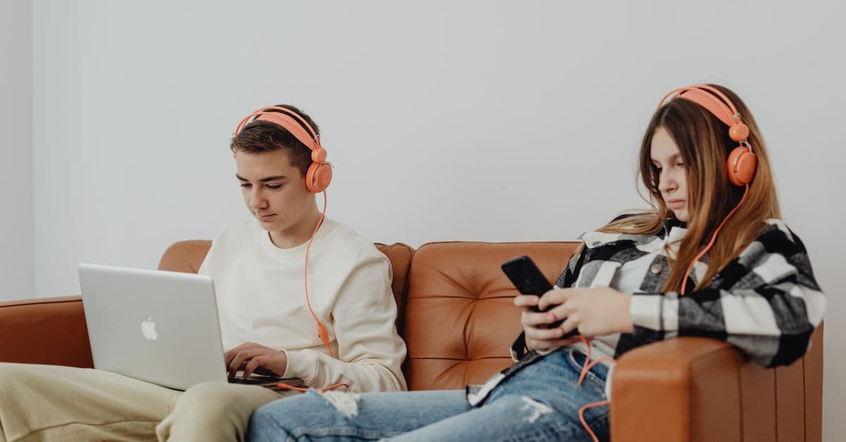 Adolescentes ouvindo música no celular — Turma com idades muito diferentes: como escolher música que agrade a todos