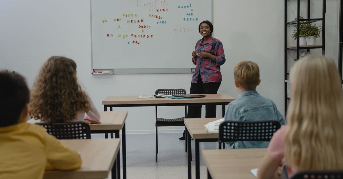 Professor de inglês dando aula para a turma — Turma travada em vocabulário repetido: como a música traz palavras novas