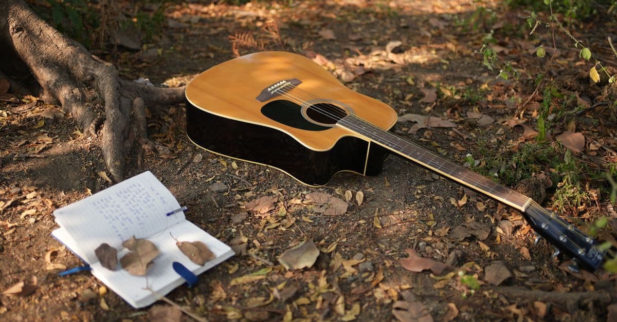 Violão e caderno de letras de música — Clássicos atemporais: músicas que conectam todas as gerações em sala de aula