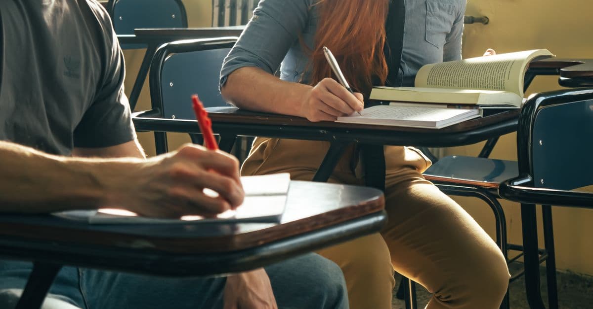 Estudante de inglês estudando com caderno — Por que o refrão é a melhor ferramenta para fixar gramática