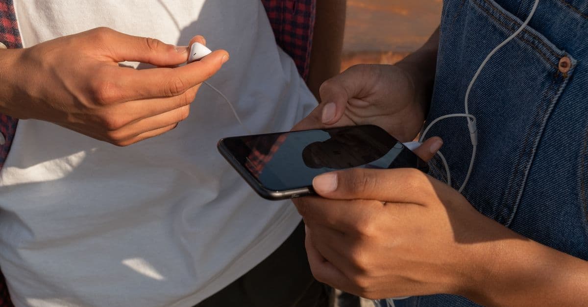 Adolescentes ouvindo música no celular — Primeira aula do semestre: como usar música para quebrar o gelo de verdade