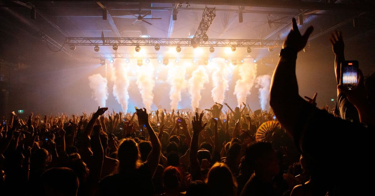 Show de música ao vivo — Professor particular pode usar música nas aulas sem preocupação?