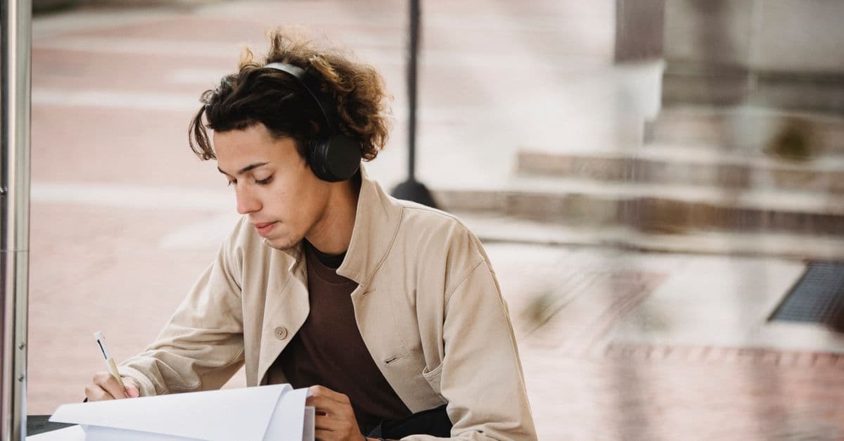 Aluna ouvindo música de fones para aprender inglês — Reported Speech com Rumour Has It