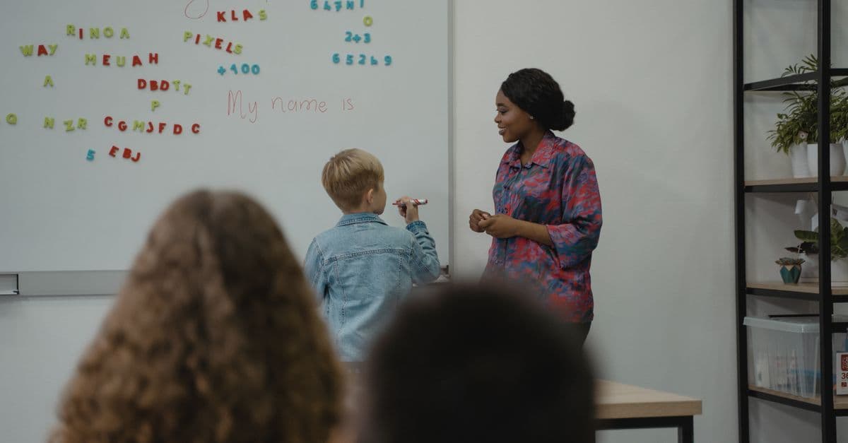Professor de inglês dando aula para a turma — Quando o adolescente odeia o livro didático: a saída pela música