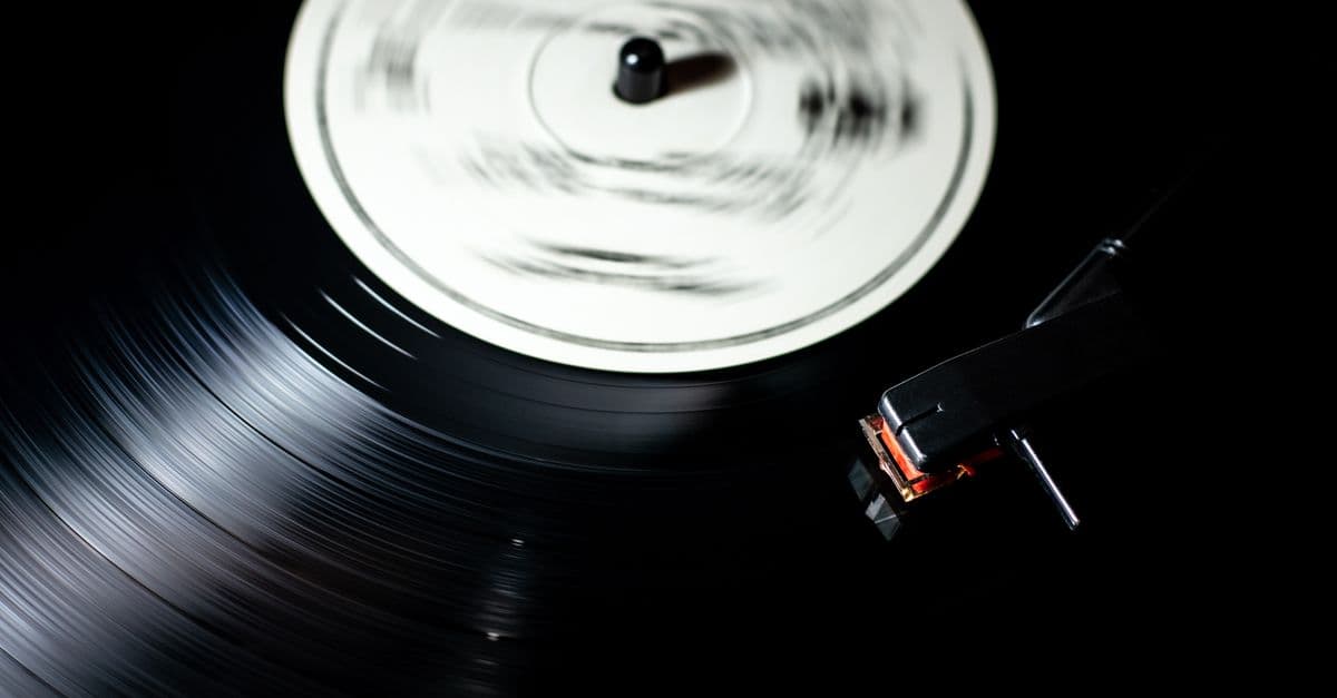 Discos de vinil e toca-discos — 5 músicas que misturam vários tempos verbais para praticar no B2