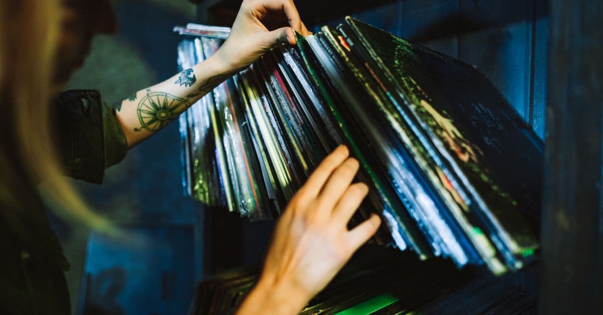 Discos de vinil e toca-discos — Músicas com histórias perfeitas pra praticar o Past Simple